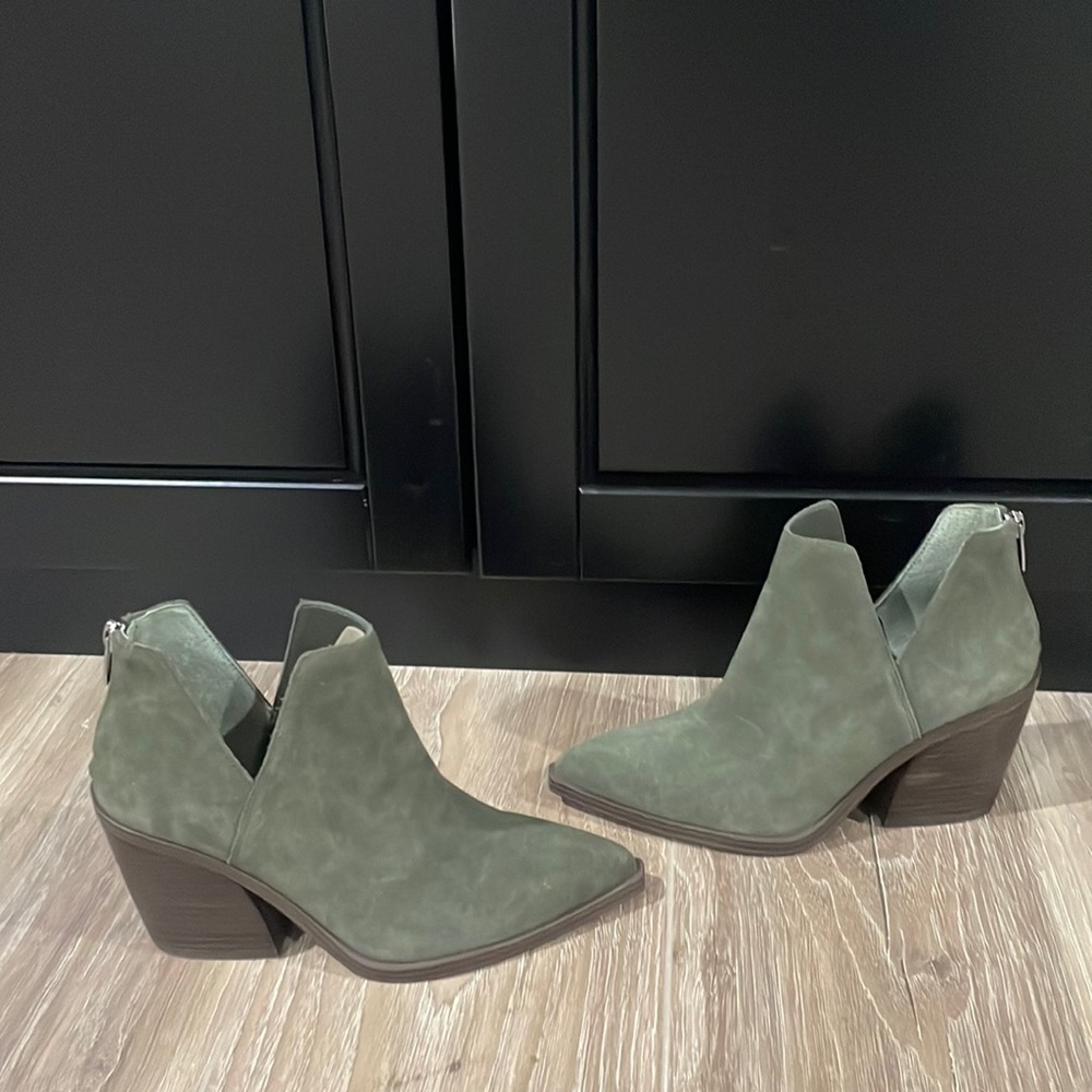 NWT Vince Camuto Gigietta Suede bootie